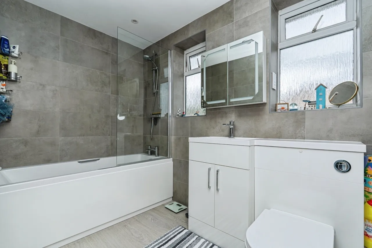 High Tree Close, Addlestone, KT15, photo 5