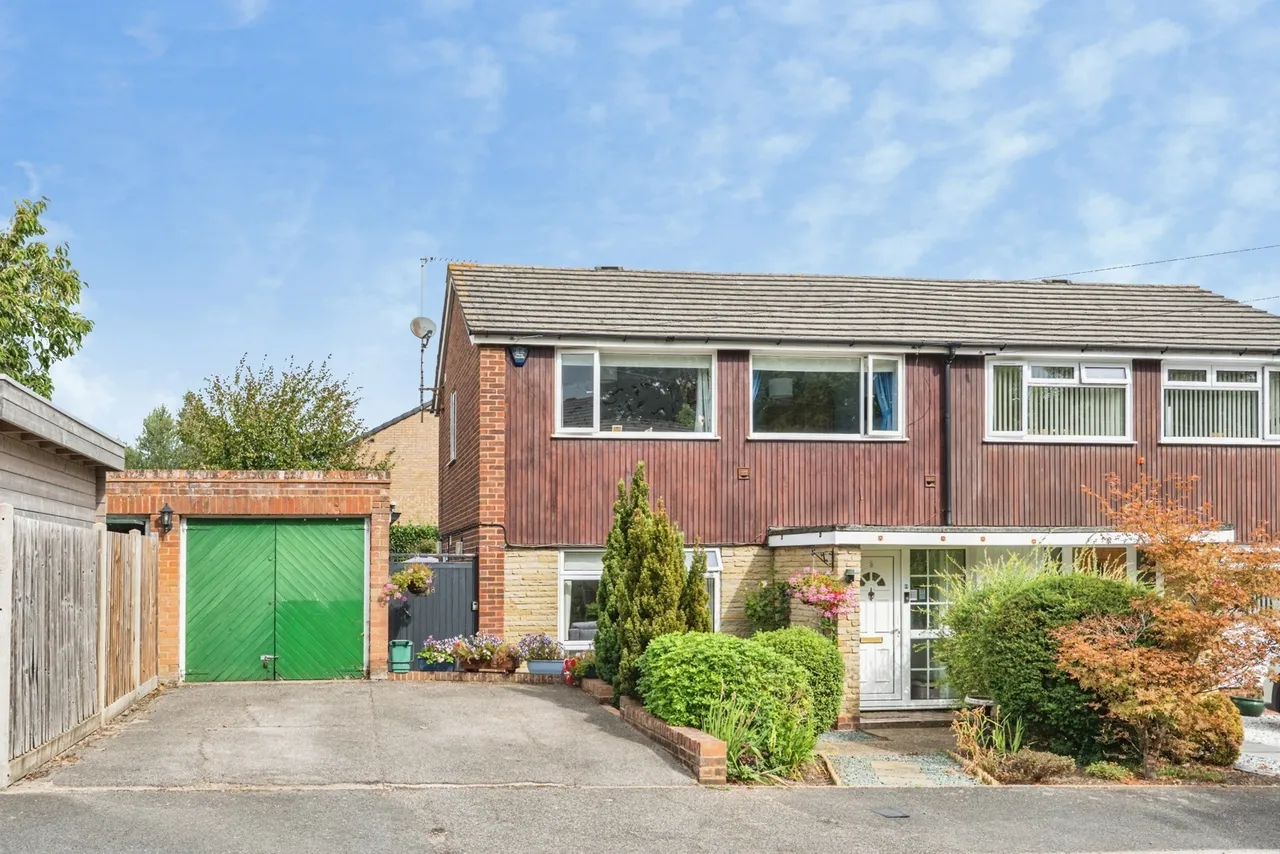 3 bed house for sale, High Tree Close, Addlestone, KT15