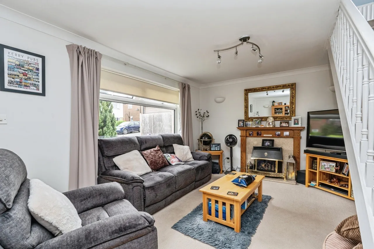 High Tree Close, Addlestone, KT15, photo 3