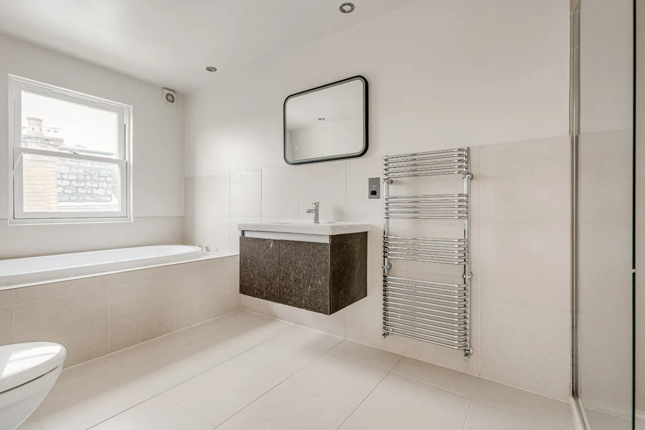 5 bed house to rent, Wakehurst Road, London, SW11