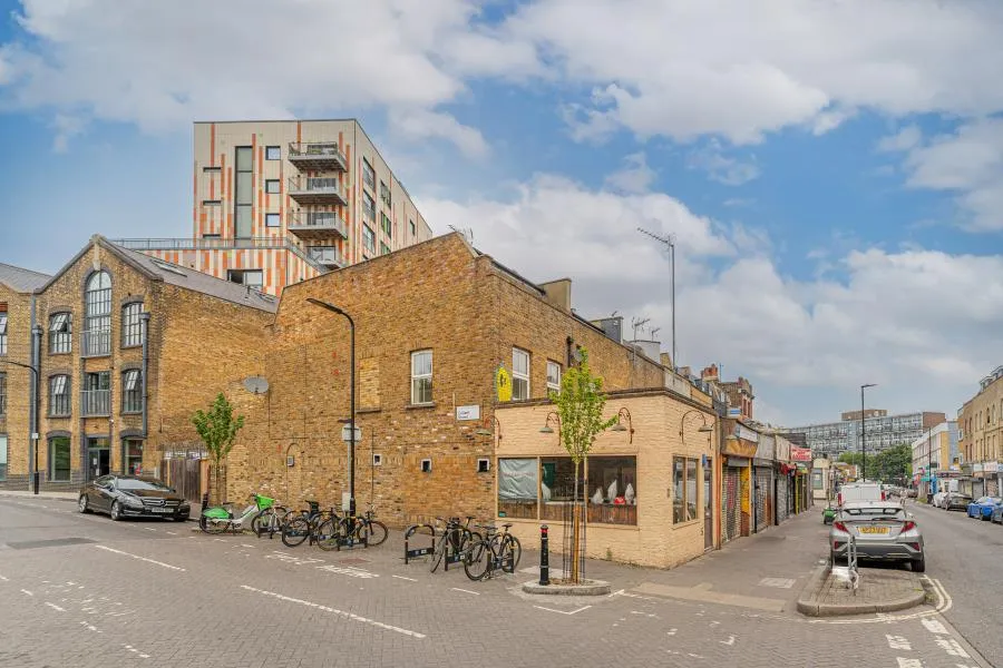 3 bed flat to rent, Well Street, Hackney, E9