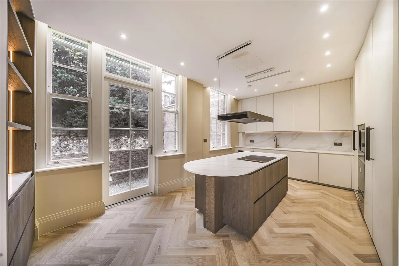 The Bishops Avenue, Hampstead Garden Suburb, London, N2 0BB, photo 2