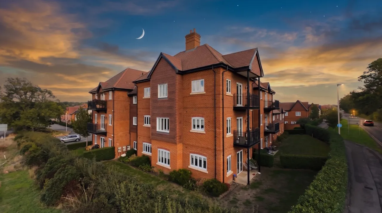 2 bed flat for sale, Hazylwood, Wokingham, RG40