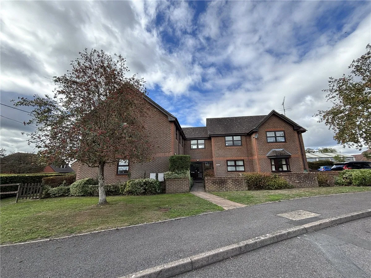 2 bed flat to rent, Stretton Close, Bradfield Southend, RG7