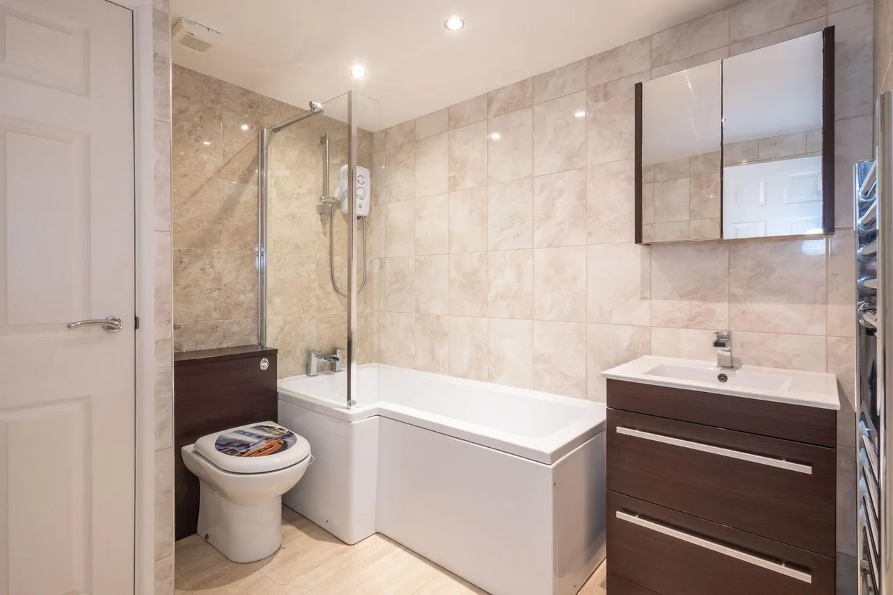 Brentwood Court, Prestwich, M25, photo 9