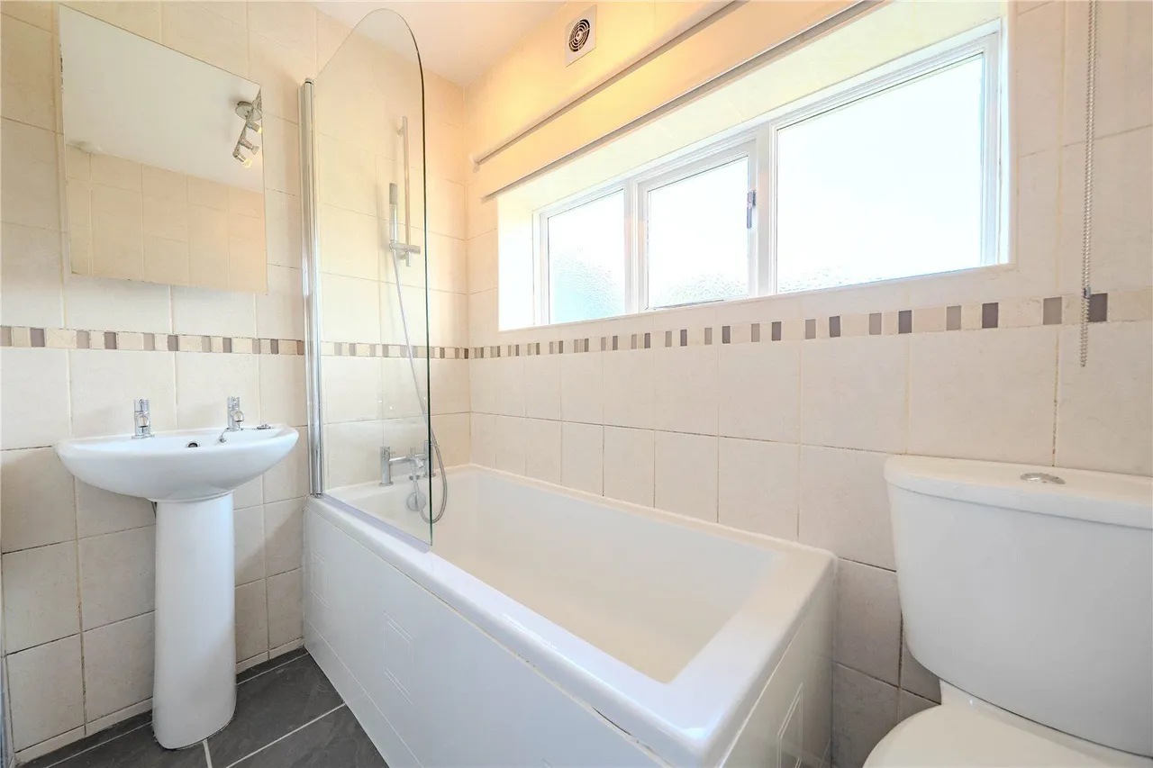 Ravenscliffe Road, Calverley, LS28, photo 9