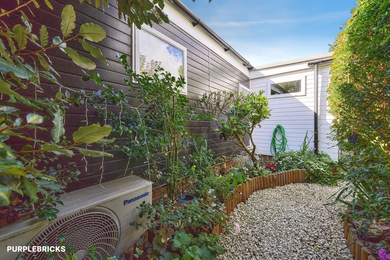 Upper Halliford Road, Shepperton, TW17, photo 28
