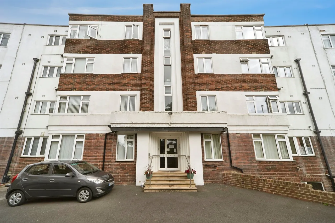 2 bed flat for sale, Bradford Road, Shipley, BD18