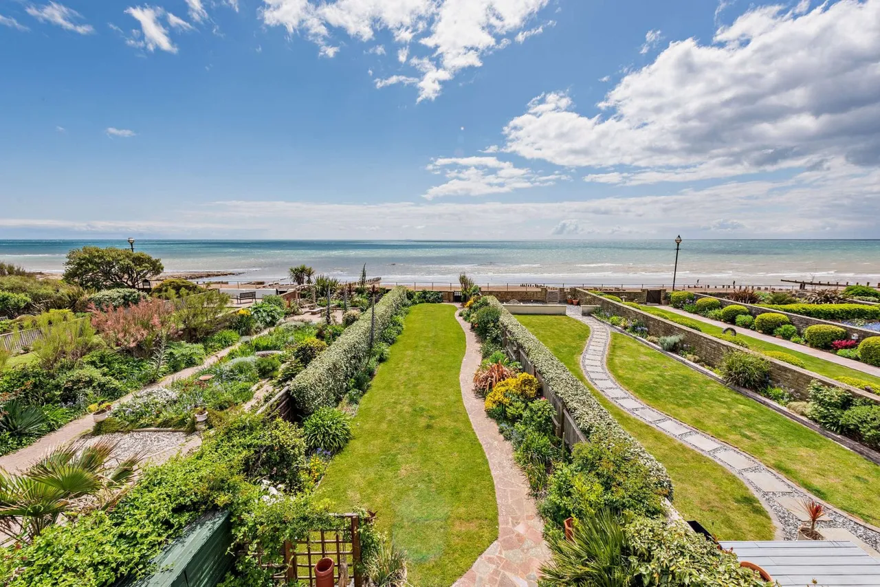 Marina Court Avenue, Bexhill-on-Sea, East Sussex, TN40 1BN, photo 3