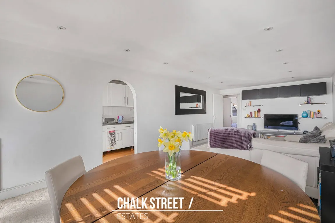 2 bed flat for sale — Northolt Way, Hornchurch, RM12 5RX