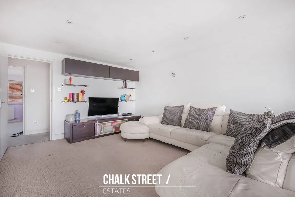 Northolt Way, Hornchurch, RM12 5RX, photo 2