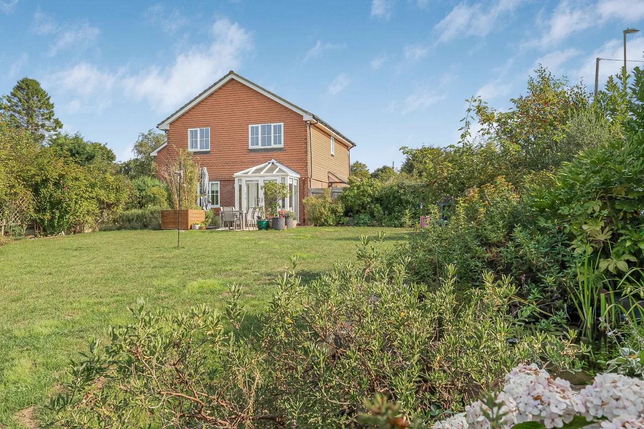 4 bed house for sale, Winchester Road, GU34