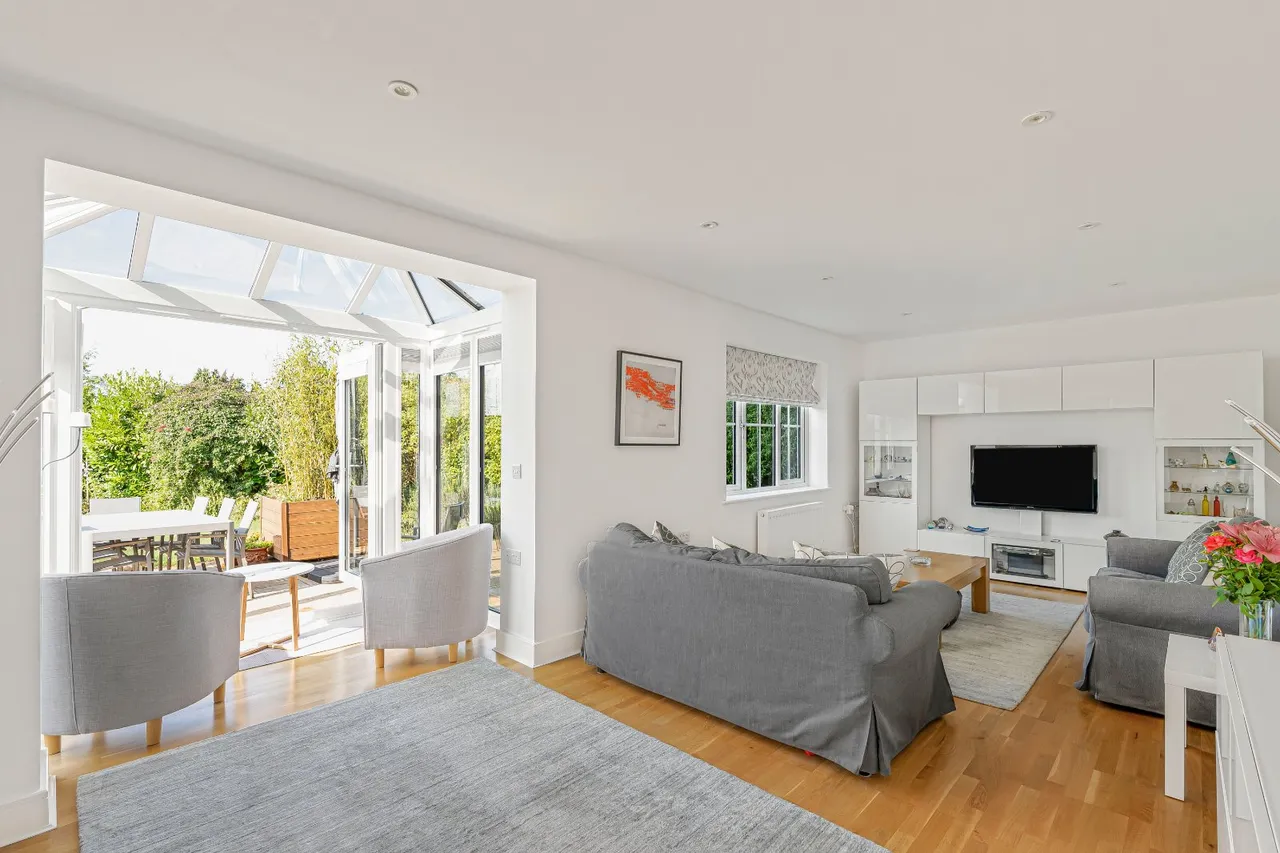 Winchester Road, GU34, photo 2