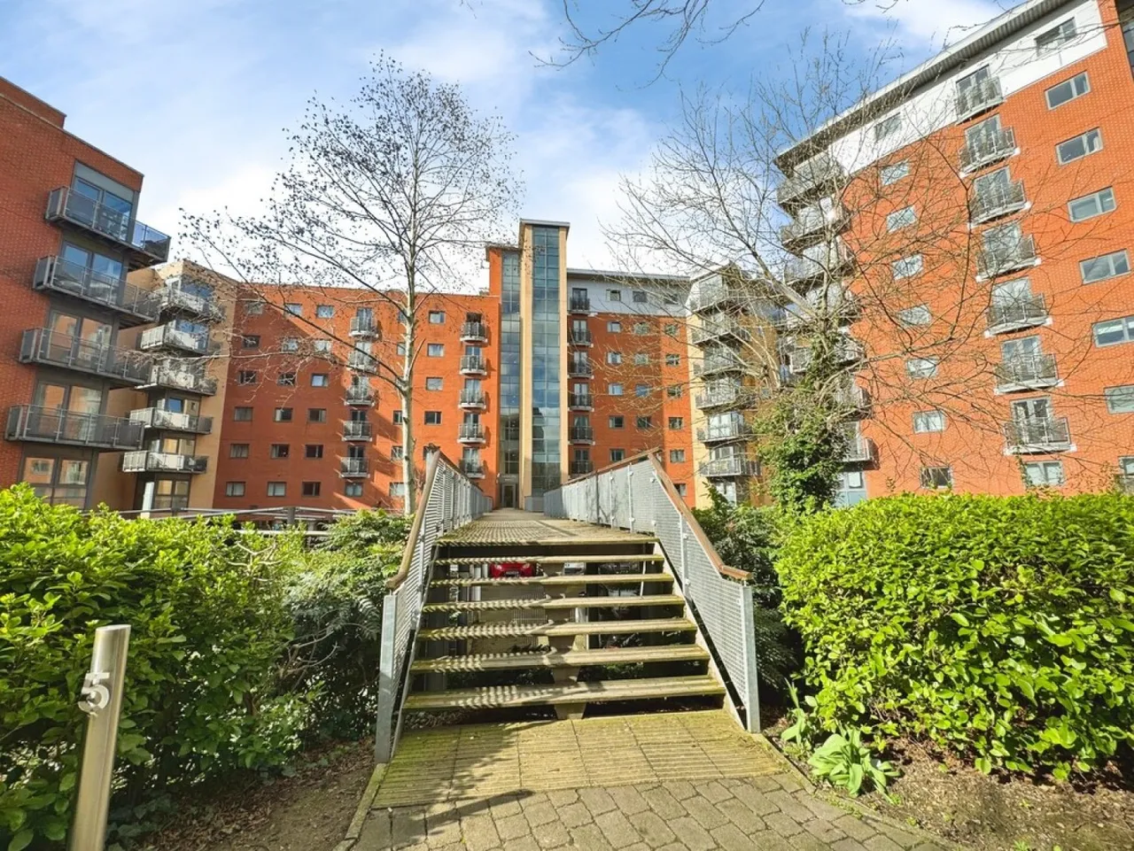 2 bed flat to rent, City Walk, LS11