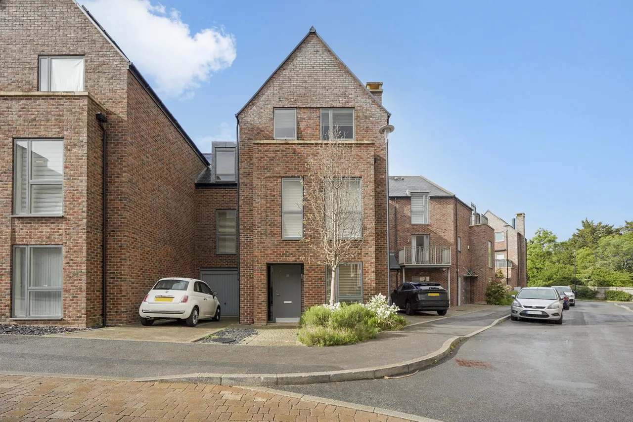 5 bed house for sale — Guardhouse Way, Millbrook Park, NW7 1FX