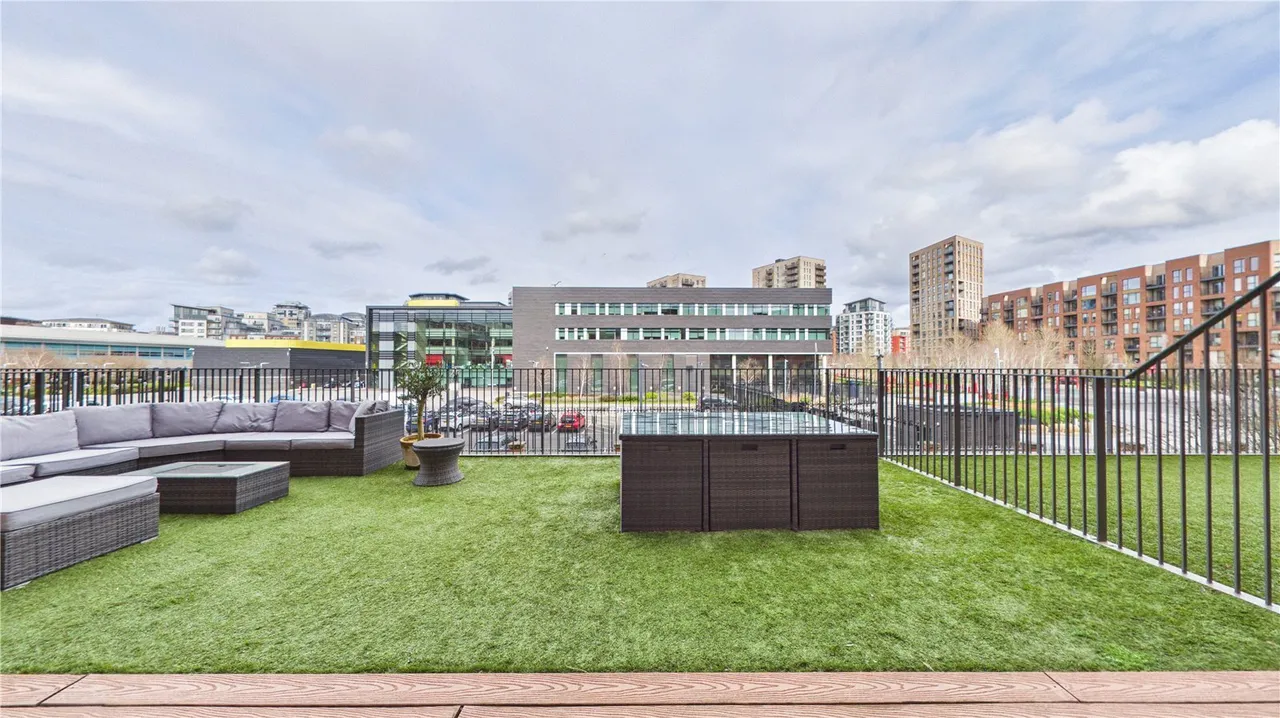 Lismore Boulevard, London, NW9, photo 22