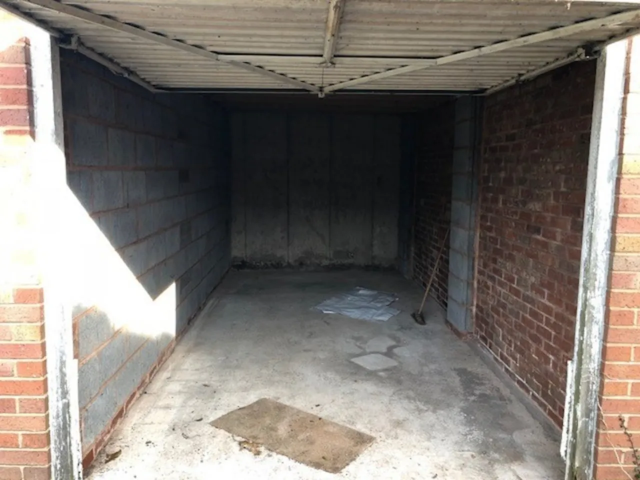 Garage, Lisures Drive, photo 2