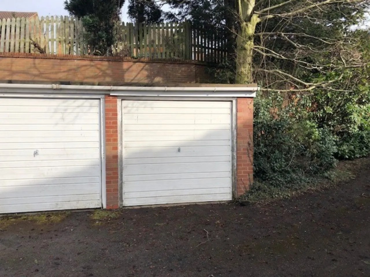 property to rent — Garage, Lisures Drive