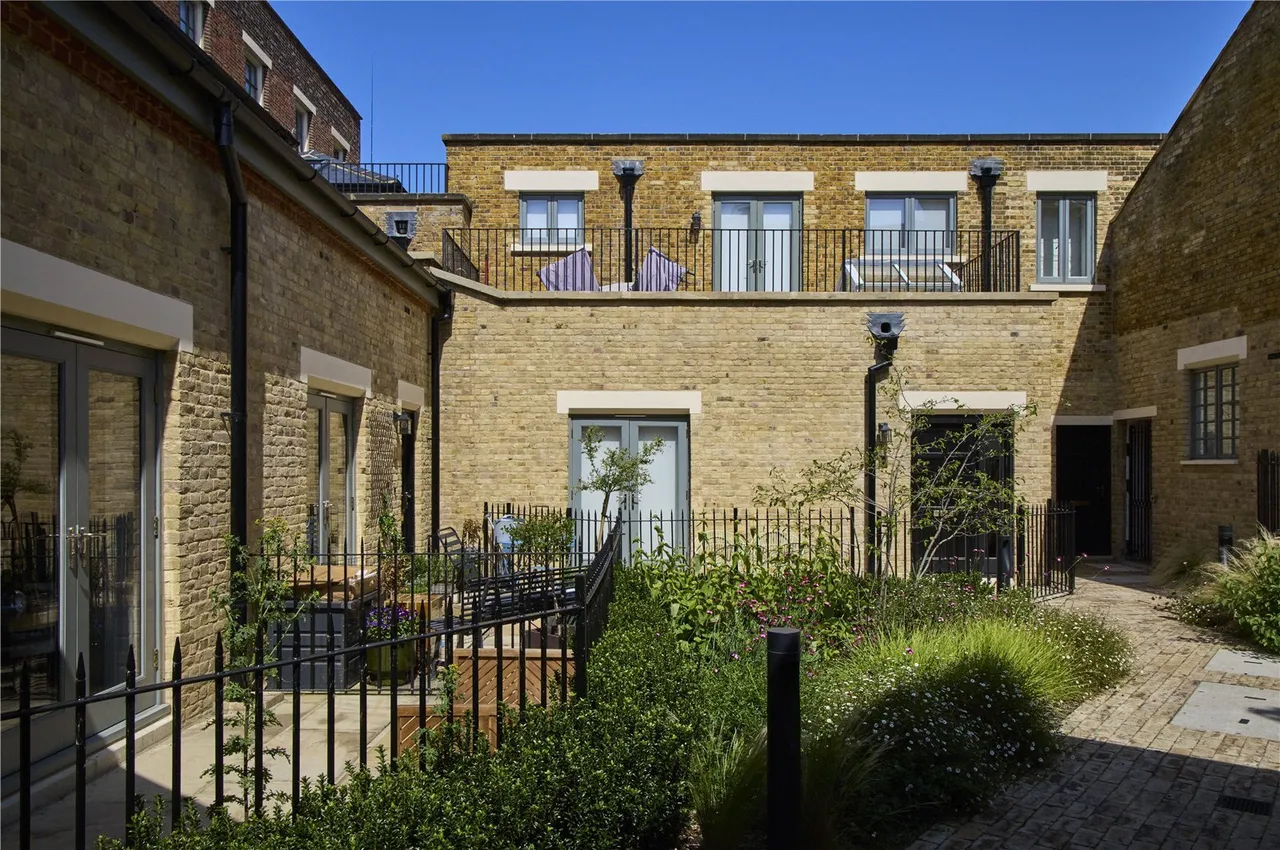 St. George's Gardens, London, SW17, photo 2