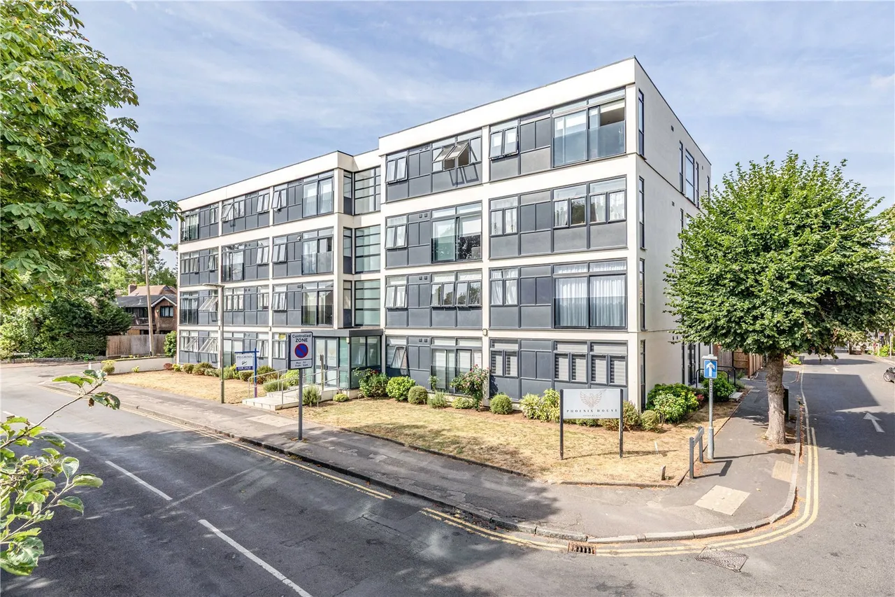 1 bed flat for sale — Pyrford Road, West Byfleet, Surrey, KT14