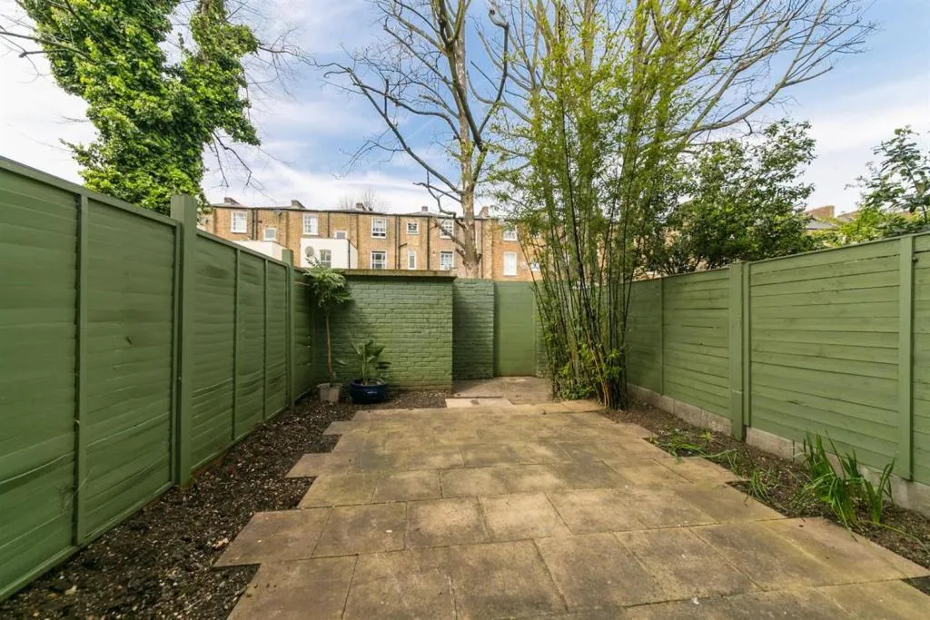 4 bed property to rent, Olney Road, London, SE17
