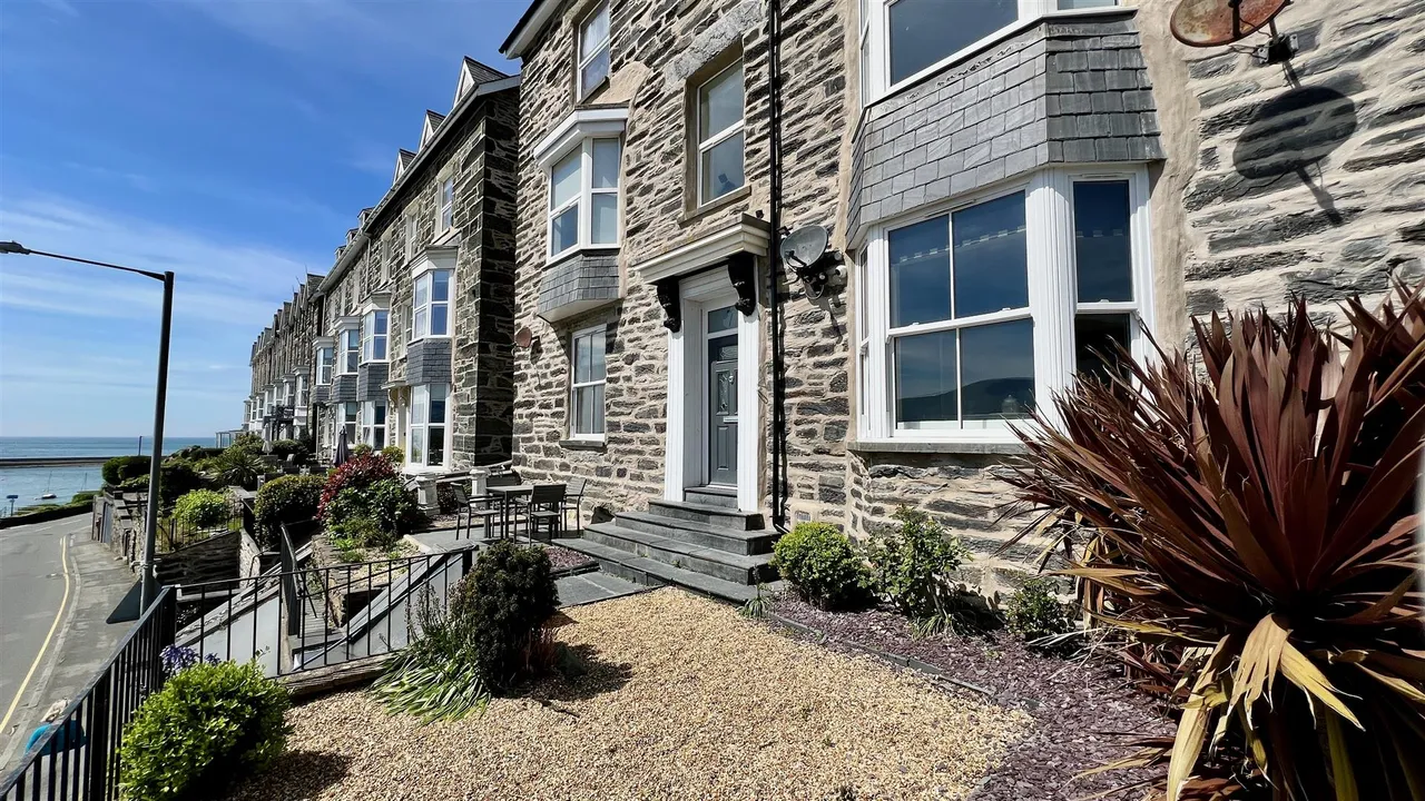 3 bed flat for sale, Porkington Terrace, Barmouth, LL42