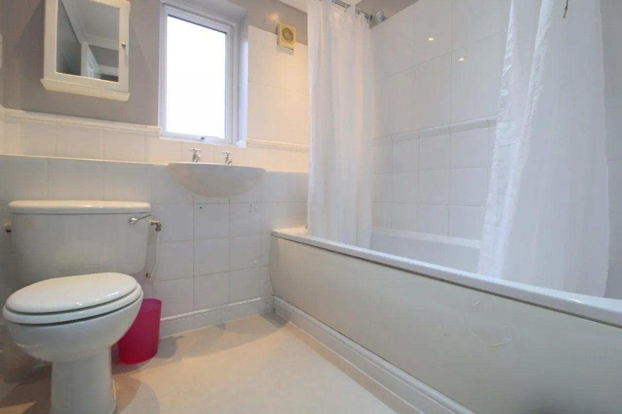 Nightingale Shott, Egham, photo 7