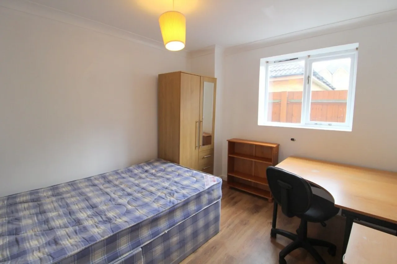 Nightingale Shott, Egham, photo 6