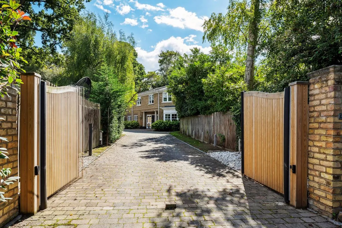 Ruxley Crescent, Esher, KT10, photo 2