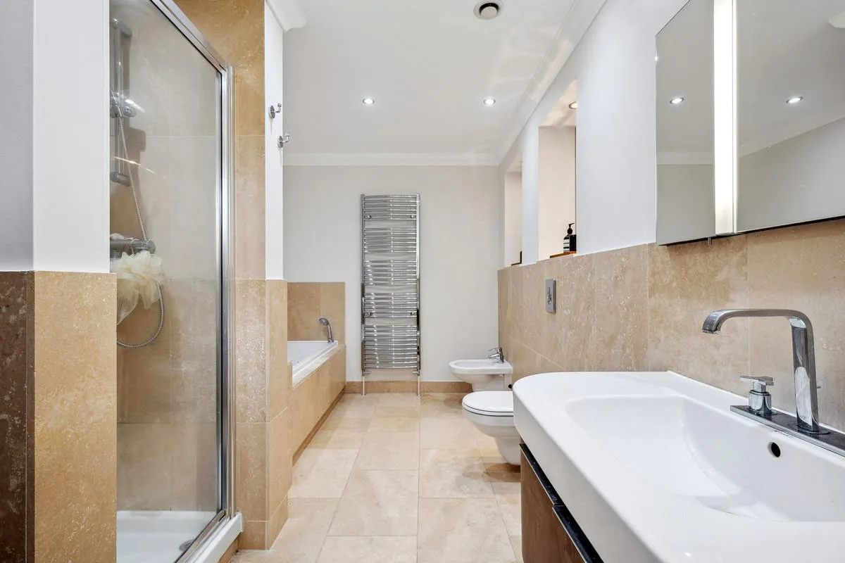 Ruxley Crescent, Esher, KT10, photo 32