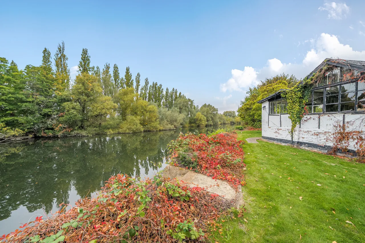 4 bed house for sale — The Avenue, Wraysbury, TW19