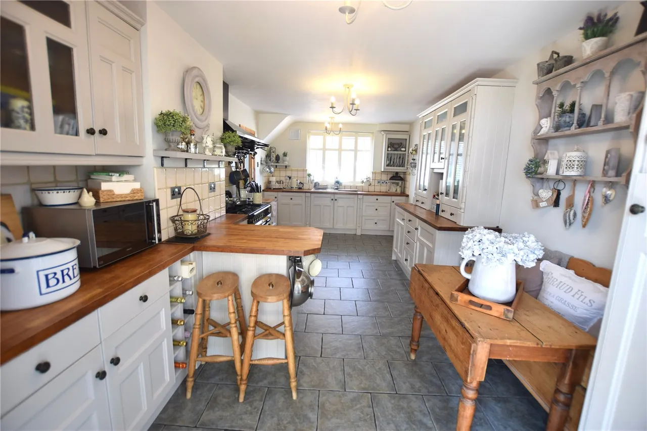 Blackthorn Crescent, Farnborough, Hampshire, GU14 9AF, photo 2