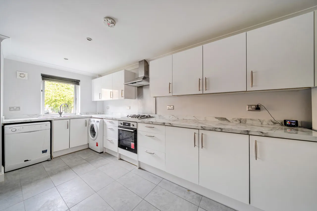 2 bed flat to rent, Devonshire Road, London, SW19