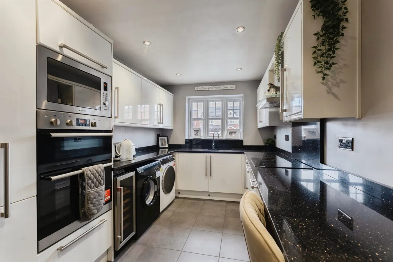 Denham Close, Prenton, photo 9