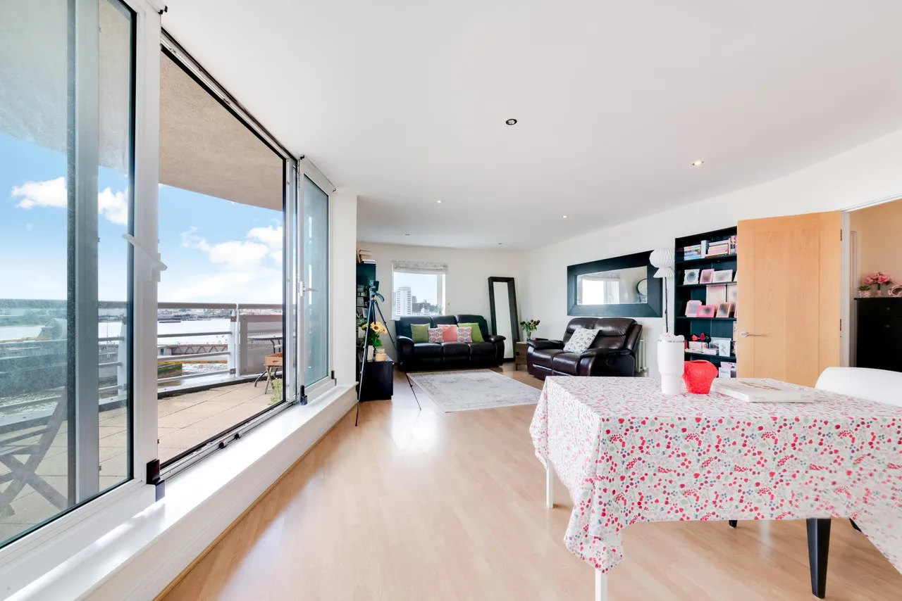 3 bed flat for sale, Wards Wharf Approach, London, E16