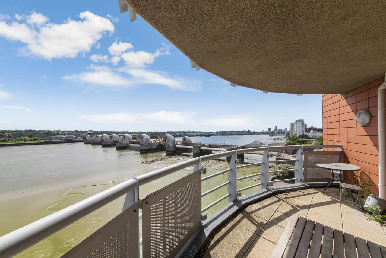 Wards Wharf Approach, London, E16, photo 2