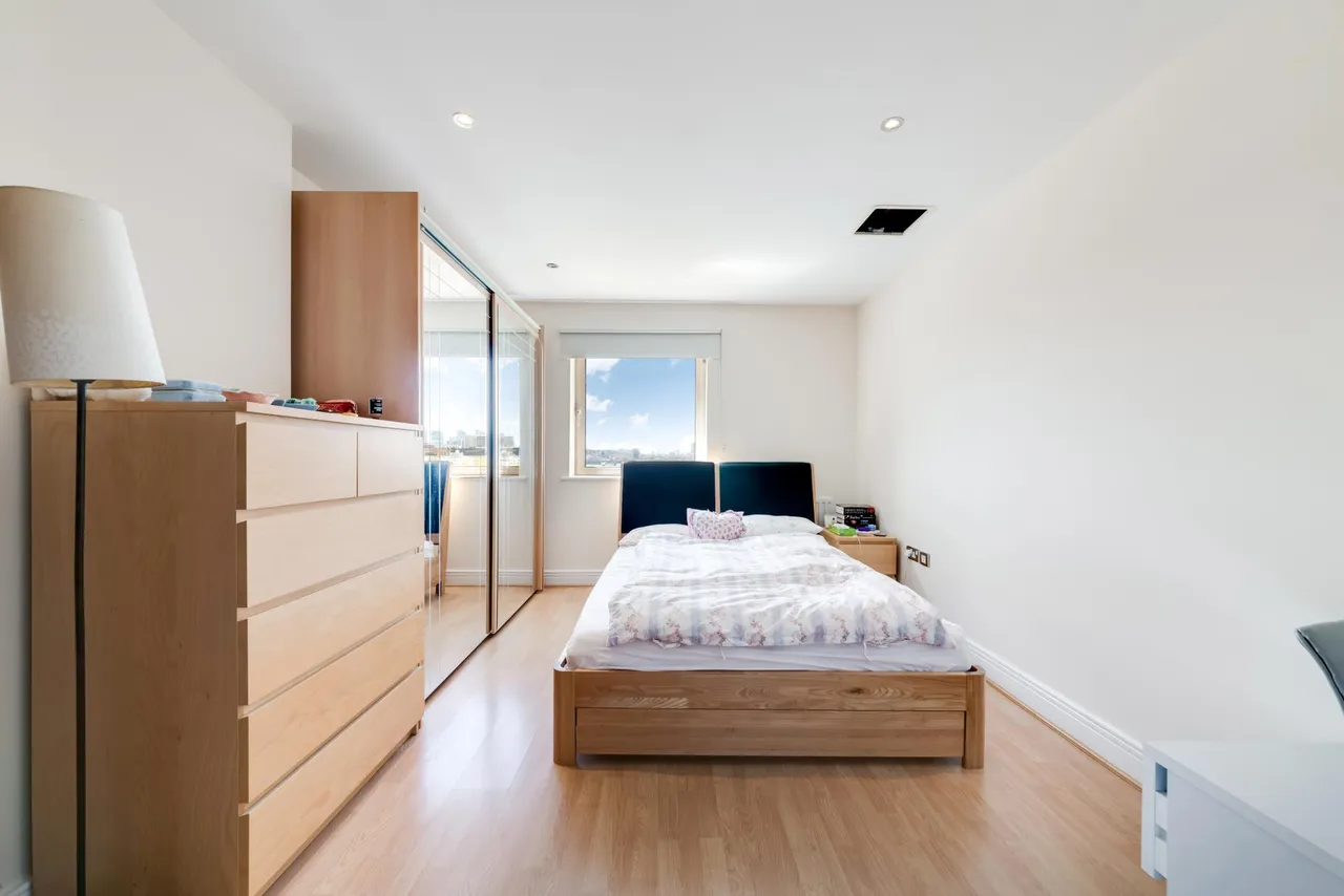 Wards Wharf Approach, London, E16, photo 5