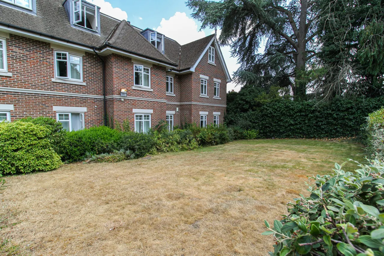 Douglas Court Fleet Road, Fleet, GU51 4QQ, photo 2