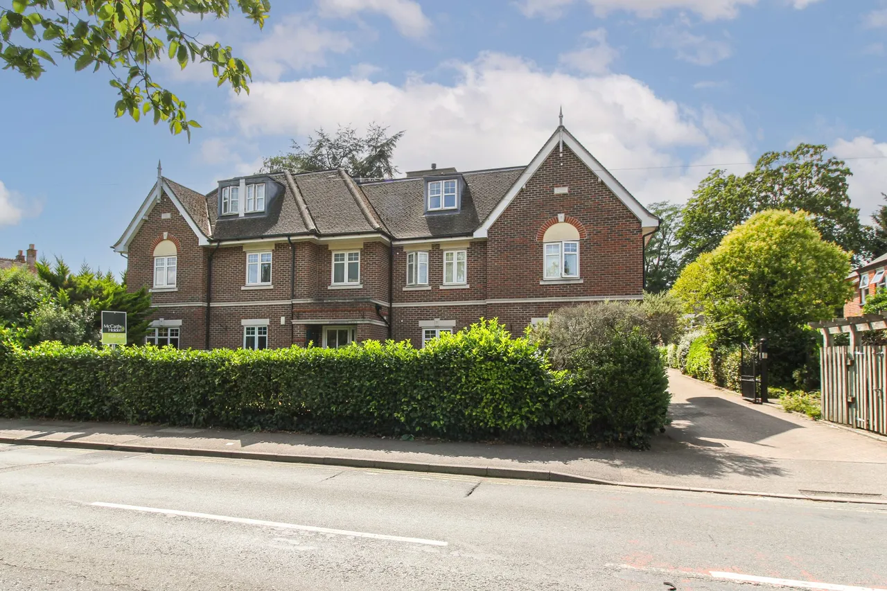 2 bed flat for sale — Douglas Court Fleet Road, Fleet, GU51 4QQ