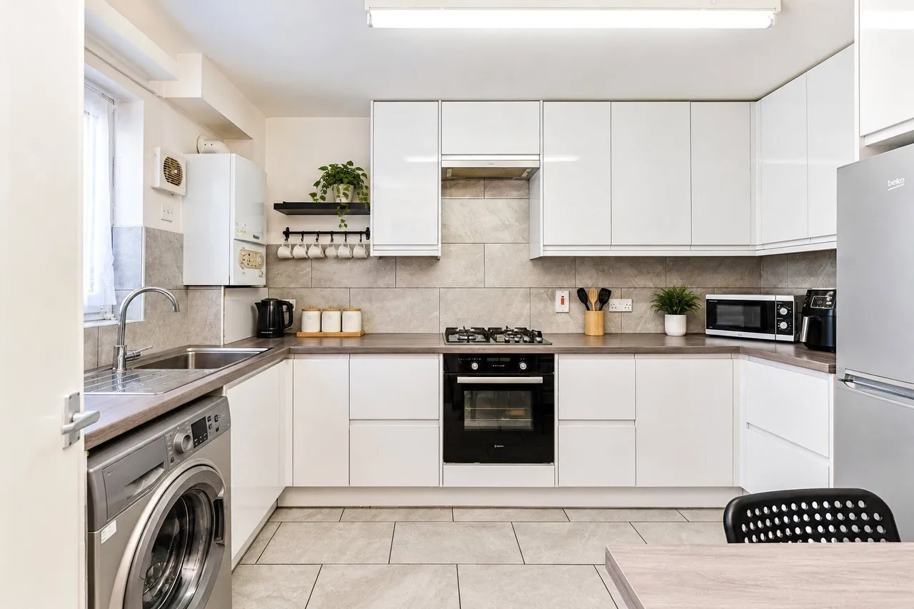 Brooking Road, London, E7, photo 9