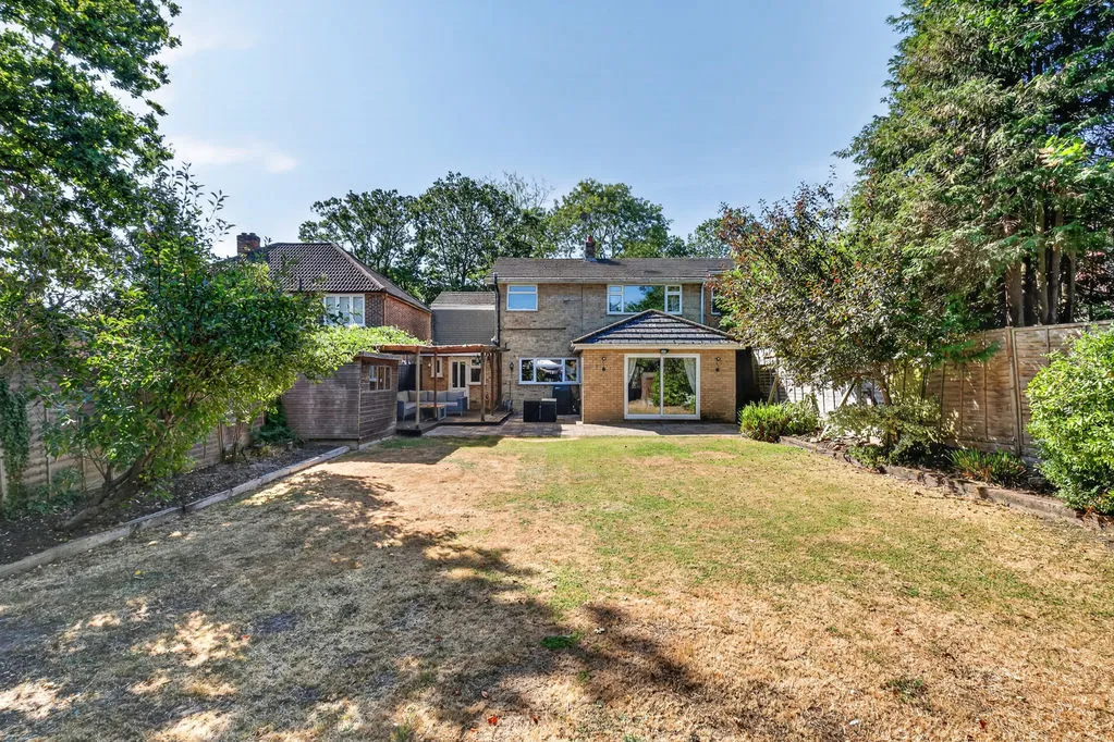 Hare Hill, Row Town KT15 1DG, photo 3