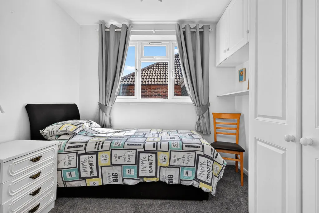 Hare Hill, Row Town KT15 1DG, photo 15
