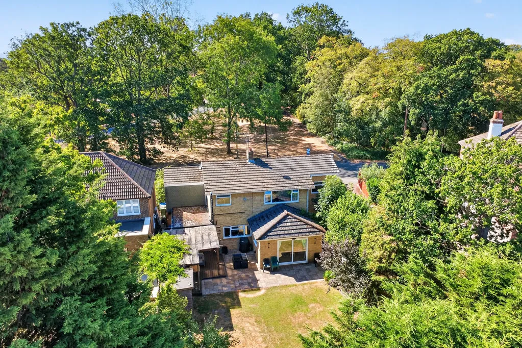 Hare Hill, Row Town KT15 1DG, photo 21