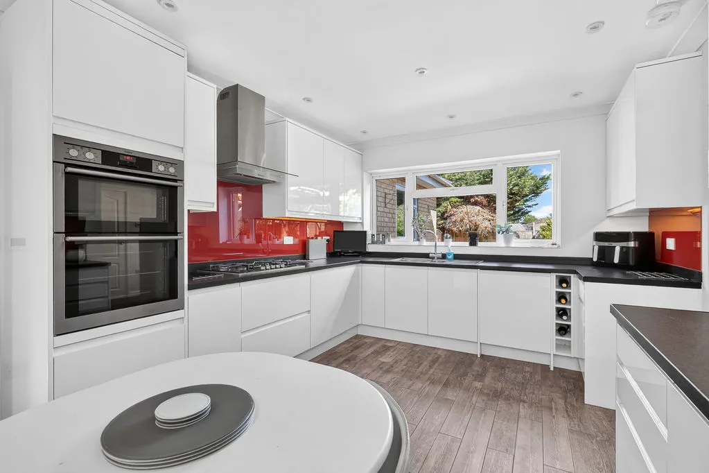 Hare Hill, Row Town KT15 1DG, photo 4