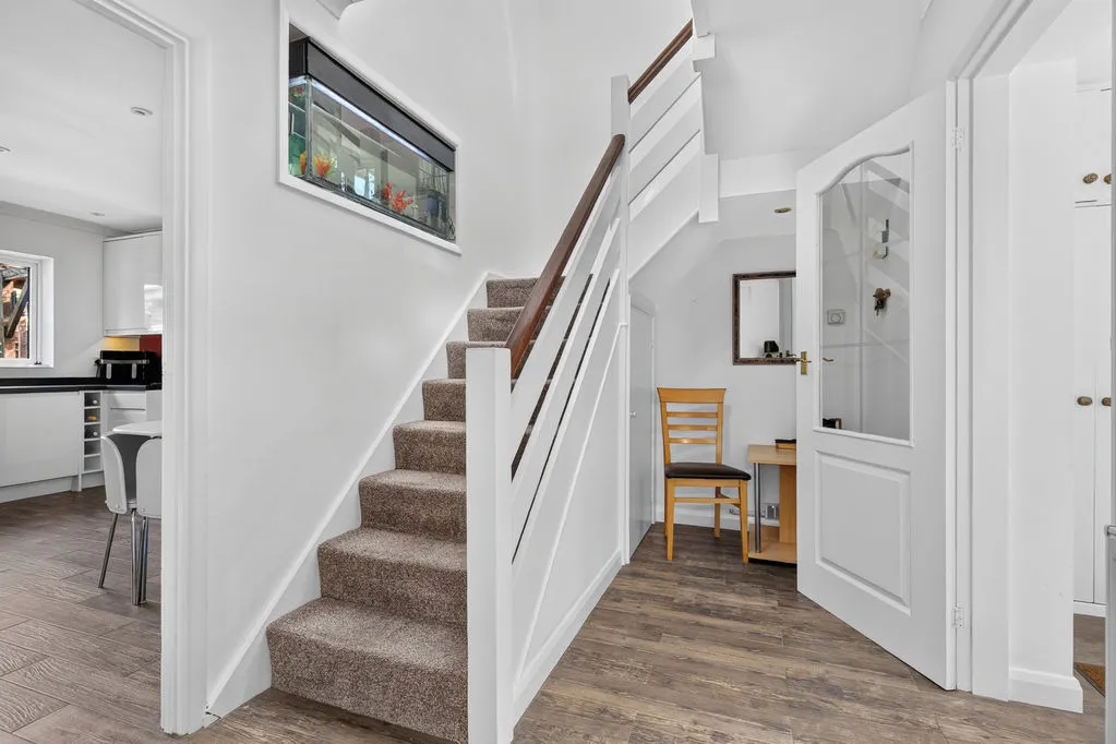 Hare Hill, Row Town KT15 1DG, photo 10