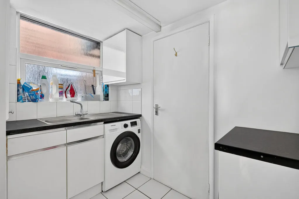Hare Hill, Row Town KT15 1DG, photo 9