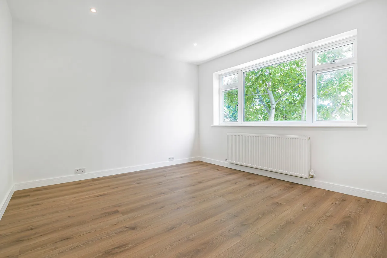 Staines Road East, Sunbury-on-Thames, TW16, photo 8
