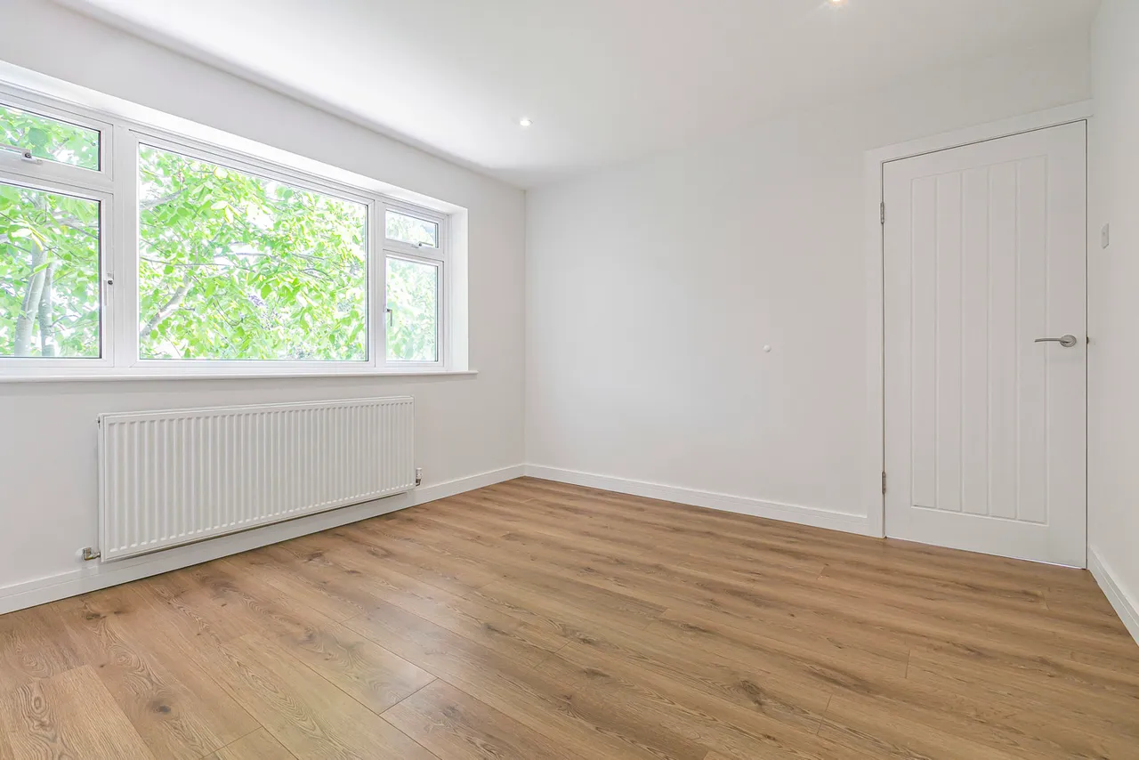 Staines Road East, Sunbury-on-Thames, TW16, photo 9