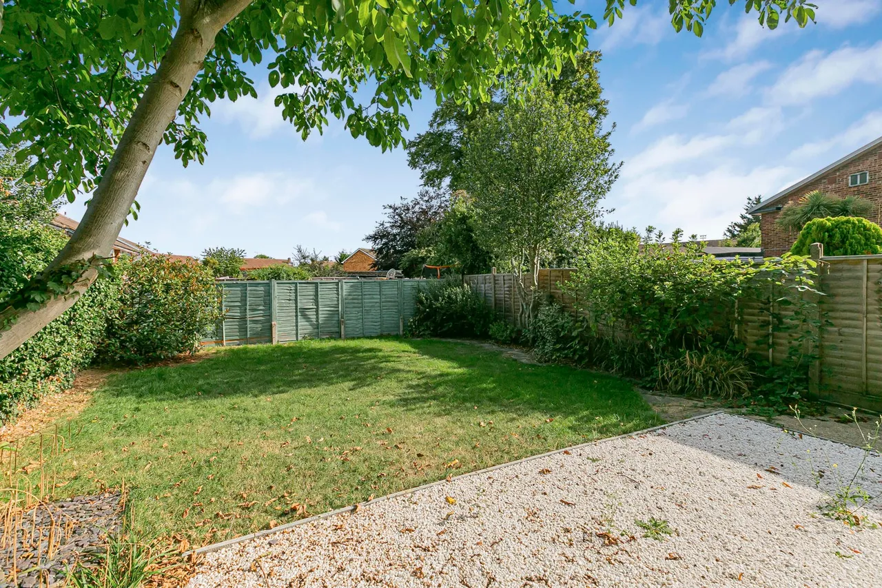 Staines Road East, Sunbury-on-Thames, TW16, photo 12