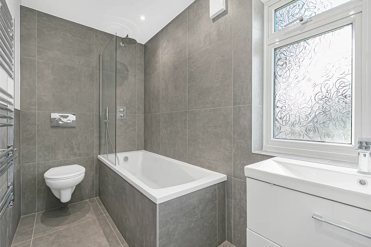 Staines Road East, Sunbury-on-Thames, TW16, photo 7